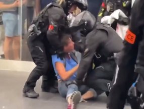 Fransa'da aşısız AVM'ye giren kişiye onlarca polis müdahale etti