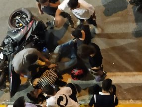 Elazığ’da, düğün konvoyunda otomobil motosiklete çarptı