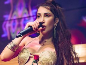 Hande Yener, sütyenle sahneye çıktı