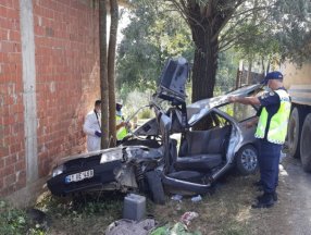 Kocaeli'de hafriyat kamyonu otomobile çarptı