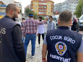 Esenyurt’ta polis ekipleri, okulun ilk günü denetim gerçekleştirdi