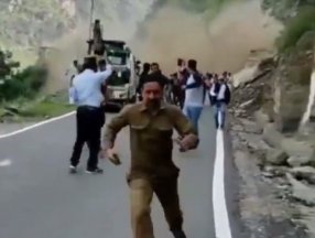 Hindistan'da toprak kaymasını görüntülemek isteyen grup, son anda kurtuldu