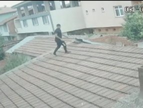 Bursa'da evine balkondan girdiği akrabasının eşini darbetti