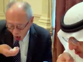 Japon Büyükelçi Fumio, Suudi Arabistan'da eliyle pilav yedi
