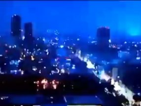 Meksika'da 7.1 büyüklüğünde deprem: Mavi ışıklar görüldü