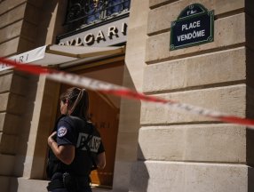 Paris’teki kuyumcudan 10 milyon euroluk mücevher çalındı