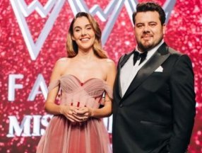Miss Turkey gecesine Berfu Yenenler'in gafı damga vurdu! Eşine söylediği o söz herkesi güldürdü