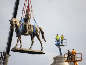 ABD’de Floyd protestolarında hedef alınan bir heykel daha kaldırıldı