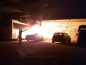Denizli’de madde bağımlısı genç, otomobili ateşe verdi