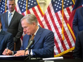 Teksas Valisi sosyal medya şirketlerine de kafa tutuyor