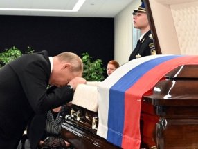 Vladimir Putin, hayatını kaybeden bakanın ardından gözyaşı döktü
