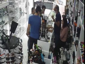 Avcılar'da indirim yapmadı diye genç kızın üzerine çay döktü