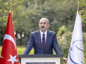 Abdulhamit Gül: Gözünüz bağlı, teraziniz şaşmaz olsun