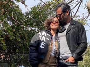 Özge Özpirinçci'den karnı burnunda poz