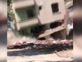 Elazığ'da hasarlı bina, iş makinesinin üzerine çöktü