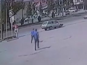 Konya’da mazgalları çalarken yakalandı, kaçarken polis aracına çarptı