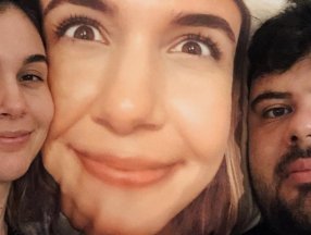 Berfu Yenenler kendi yüzünü nevresim takımına bastırdı