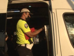 Beyoğlu'nda polis, okul taşıtlarını denetledi
