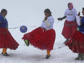 Bolivyalı dağcı kadınlar 6 bin metrede top koşturdu