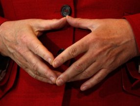 Angela Merkel'in kendine özgü el birleştirme hareketi