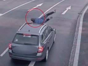 Çekya 'da aniden aracın önüne atlayan şahıs, kalkıp yoluna devam etti