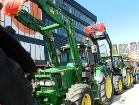 Kosova’da çiftçiler traktörleri ile yollara çıkarak hükümeti protesto etti