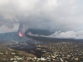 Kanarya Adaları’ndaki yanardağ felaketinde 400 ev kül oldu