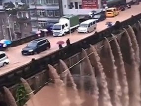 Çin'de su baskını köprüde şelale oluşturdu