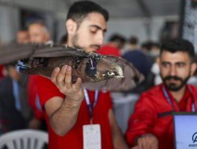Ağrılı öğrencilerin yaptığı 'robot kuş atmaca' TEKNOFEST'te sergilendi