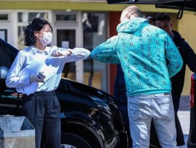 Pfizer CEO’su Albert Bourla, hayatın 1 yıl içinde normale döneceğini söyledi