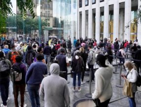 Apple müşterileri, iPhone 13 alabilmek için saatlerce bekledi