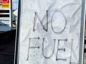 İngiltere'deki yakıt krizi sağlık sektörünü de etkilemeye başladı