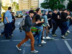 Google'dan yürürken telefon kullananlara uyarı