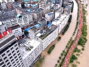 Çin’de sel felaketi: Sokaklar göle döndü