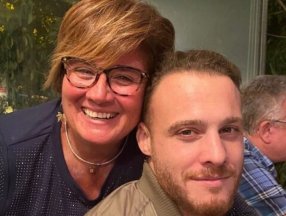 Kerem Bürsin, annesiyle poz verdi