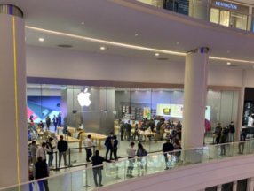 İstanbul'da Apple mağazasında iPhone kuyruğu