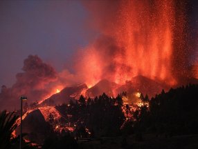 Cumbre Vieja Yanardağı'nın püskürttüğü lavlar tarihe geçti