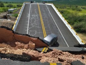 Meksika’da otoyol köprüsü çöktü