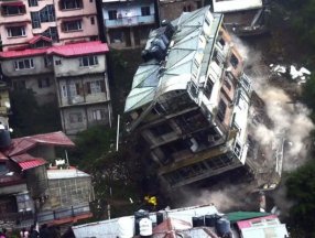 Hindistan’da 8 katlı bina, heyelan sonrası yıkıldı