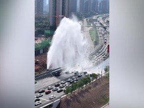 Çin'de su şebekesi patladı: Sürücüler araçlarını yıkamak için yavaşladı