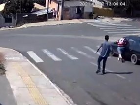 Brezilya’da, yokuşta kayan arabanın camından içeri atladı