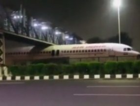 Hindistan'da uçak köprünün altına sıkıştı