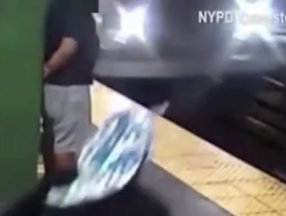 ABD'de bir kadın metroyu bekleyen kişiyi arkadan itti