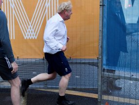 İngiltere, Boris Johnson'un koşu kombinini konuşuyor