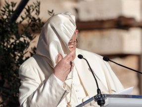 Vatikan’da konuşma yapan Papa Francis’in rüzgarla mücadelesi