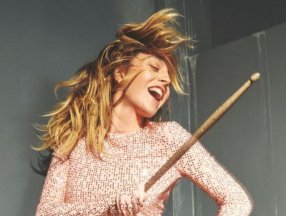 Melis Sezen, bateri çaldı