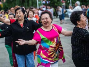 Çin'de halka açık alanlarda dans, ülkede rahatsızlığa yol açtı