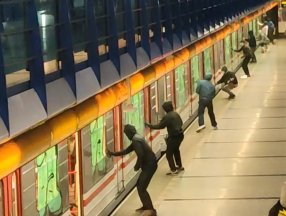 Çekya'da bir grup metroyu boyayarak, yolcularla kavga etti