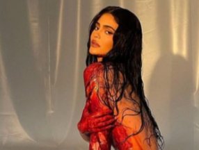 Kylie Jenner kanlar içinde poz verdi