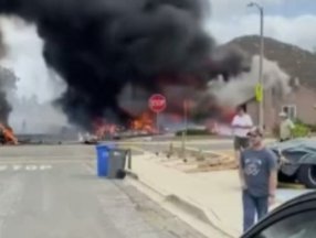 ABD'de bir uçak yerleşim yerine düşerek büyük hasara neden oldu